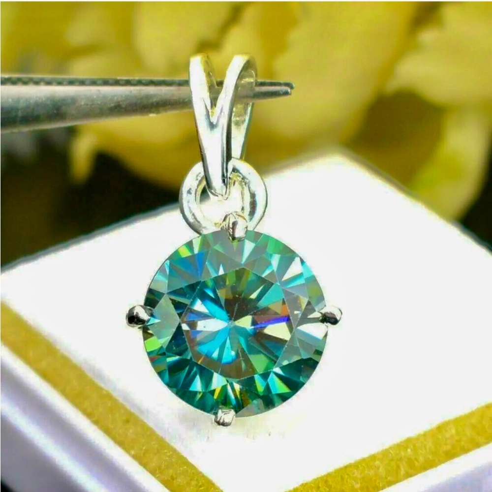 NEW ‼️ SALE ‼️ 3.50 Cts. Greenish/ Bluish Diamond pendant.